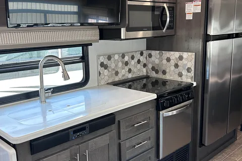 Class A Georgetown Bunkhouse with Two FULL Bath and King bed
