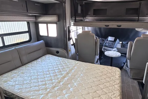 Class A Georgetown Bunkhouse with Two FULL Bath and King bed