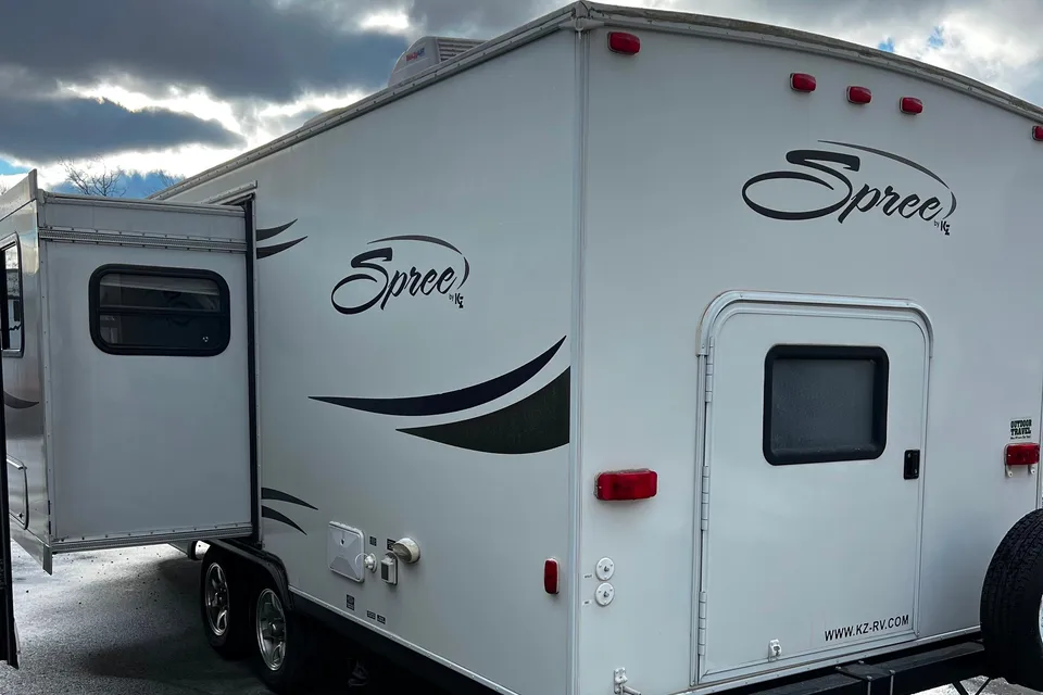 Double A’s KZ Spree 240BHS Family Trailer