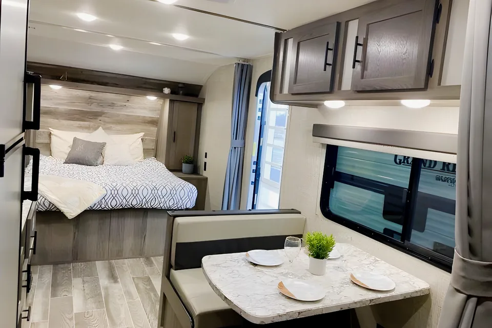 Anna's Gulf Stream Grand River 25BH Travel Trailer