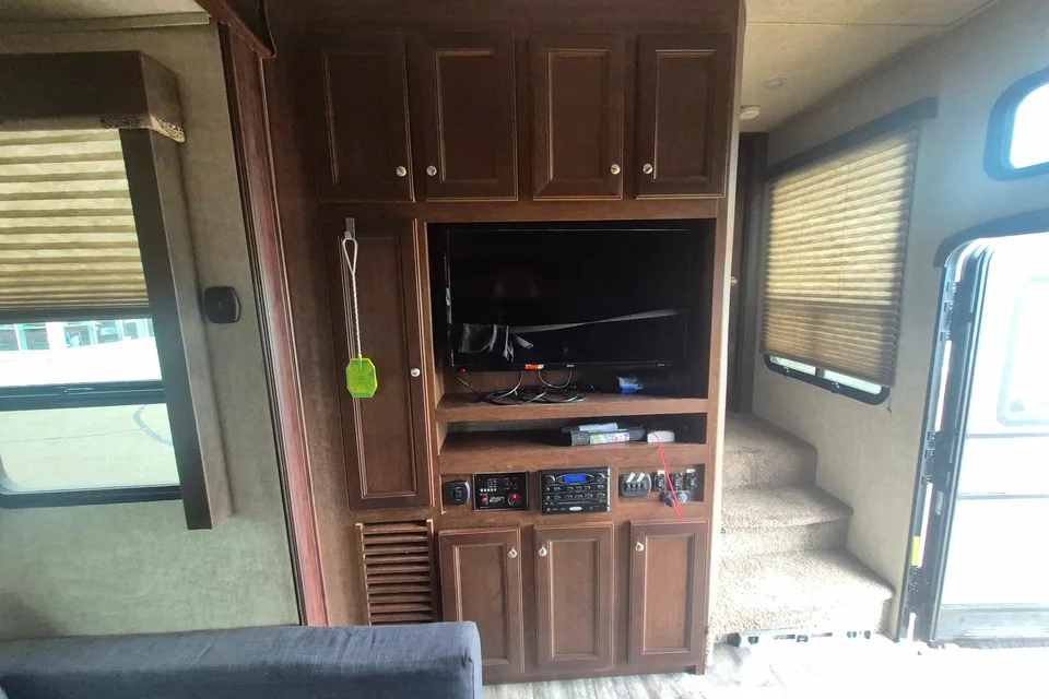 Impact 341 Toy Hauler