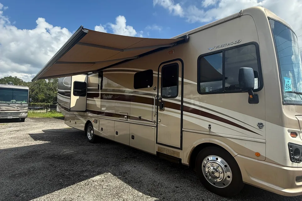 Chief Carl's Caravan- 2016 Fleetwood Bounder Class A