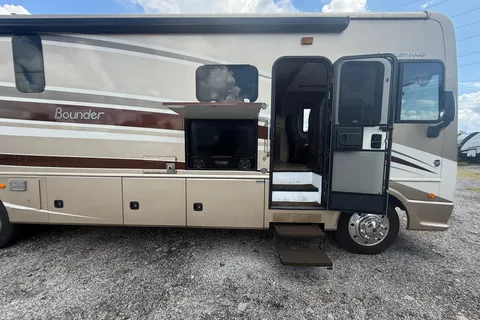 Chief Carl's Caravan- 2016 Fleetwood Bounder Class A