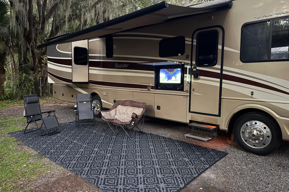 Chief Carl's Caravan- 2016 Fleetwood Bounder Class A