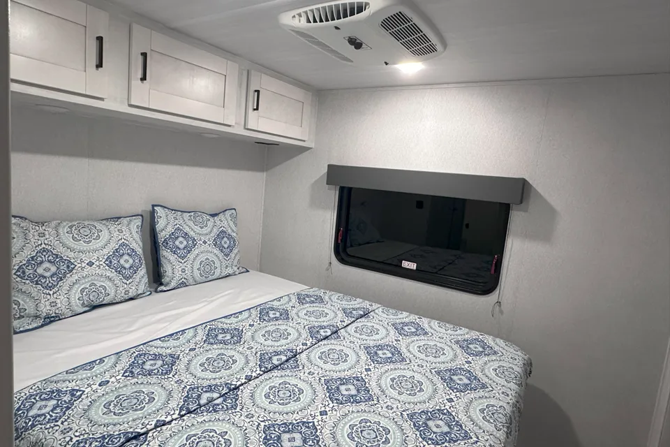  East to West Entrada Class C Sleeps 10