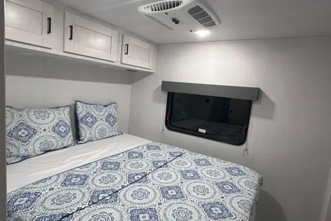  East to West Entrada Class C Sleeps 10