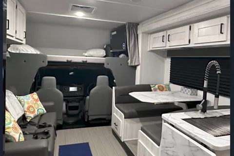  East to West Entrada Class C Sleeps 10