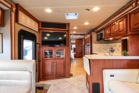 Jodi's Winnebago Itasca SunCruiser 35p Class A