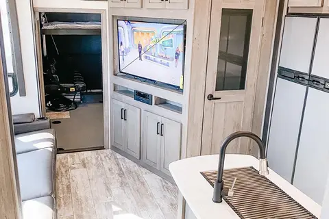 Ben 's Keystone 358 Carbon Toy Hauler