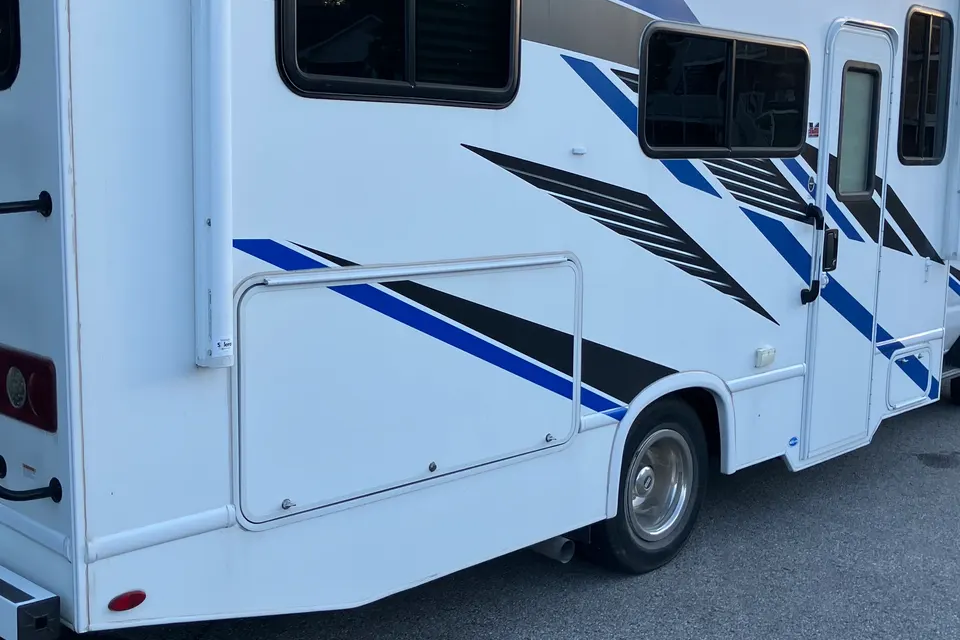 Denis Thor Motor Coach DayBreak 24 Class C