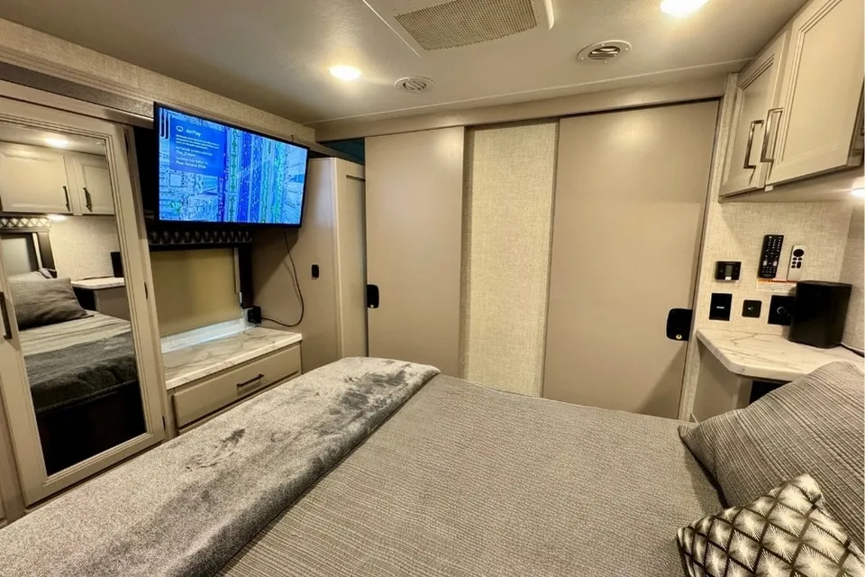 Luxury Family - Style Bunkhouse Sleeps 10 Solar Wi-fi 2 A/C + More