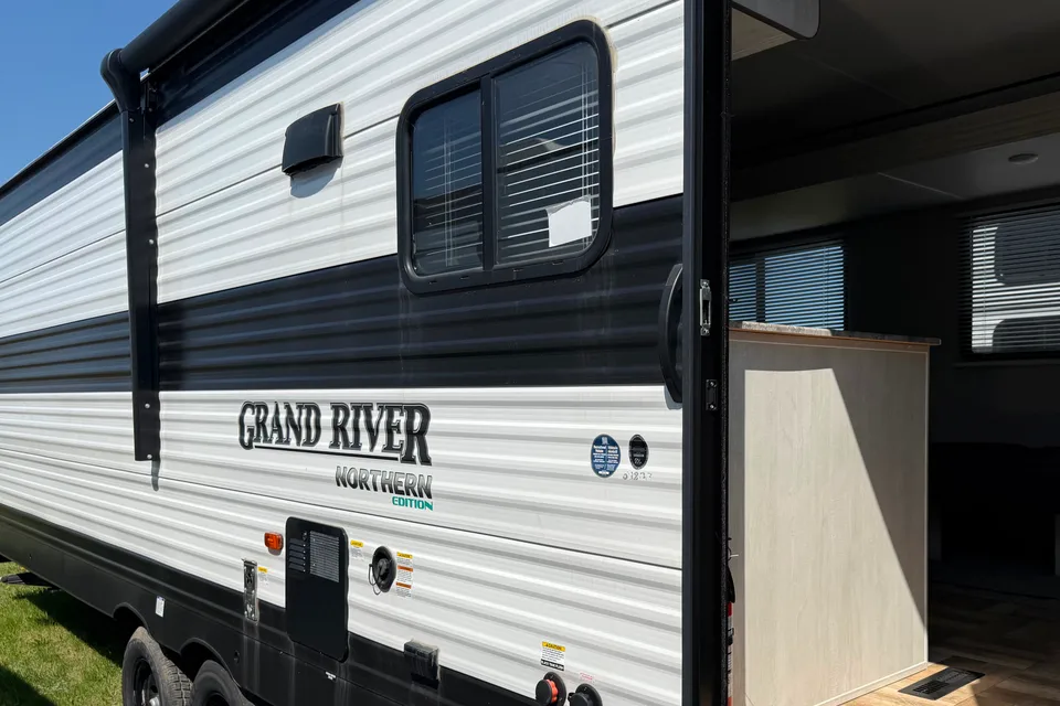 Wayne's Grand River 26DB Travel Trailer