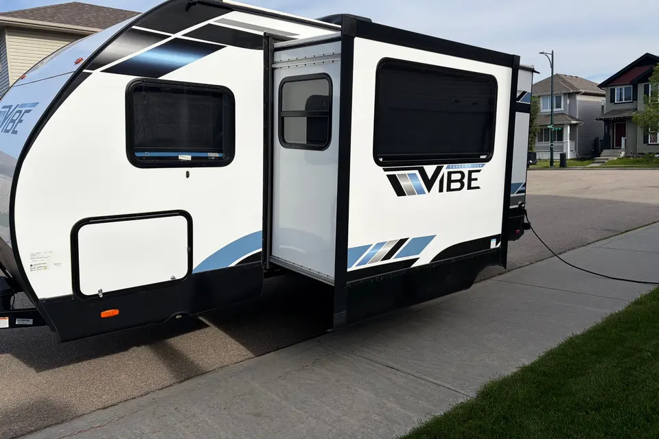 **Full size SUV & 1/2 ton towable** Rustic Royalty Vibe Family Trailer*