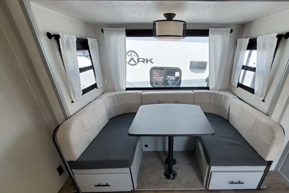 **Full size SUV & 1/2 ton towable** Rustic Royalty Vibe Family Trailer*