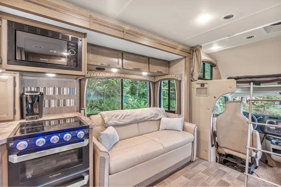 C7 - 2022 Thor Motor Coach Chateau 27