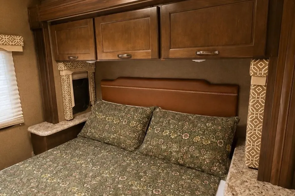 2018 Thor Motor Coach Freedom Elite 29FE Class C with STANDARD DL
