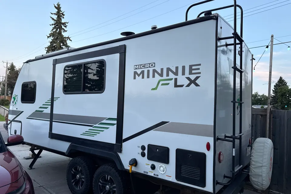 Patricia's Winnebago Micro Minnie flx Travel Trailer
