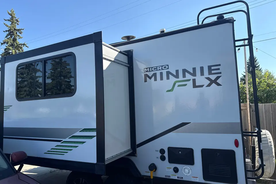 Patricia's Winnebago Micro Minnie flx Travel Trailer