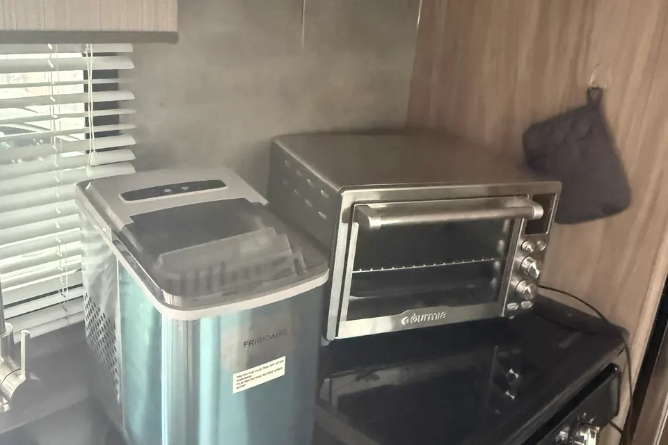 Patricia's Winnebago Micro Minnie flx Travel Trailer