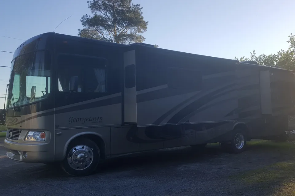 Beautiful Class A Motorhome for Couples!