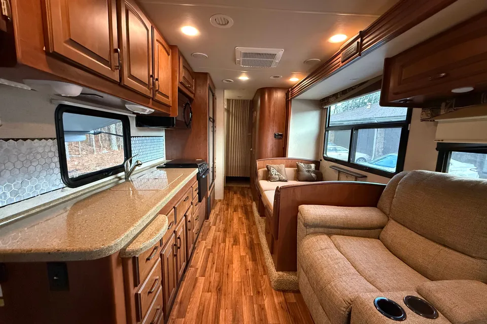Luxury 2015 Jayco RV - Sleep 6 - Family Road Trip!