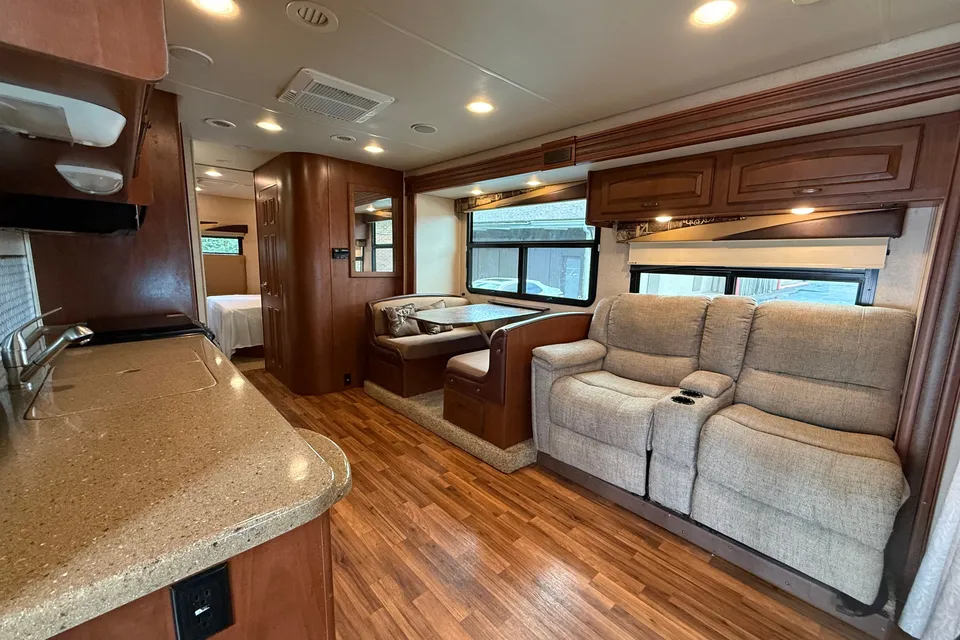 Luxury 2015 Jayco RV - Sleep 6 - Family Road Trip!