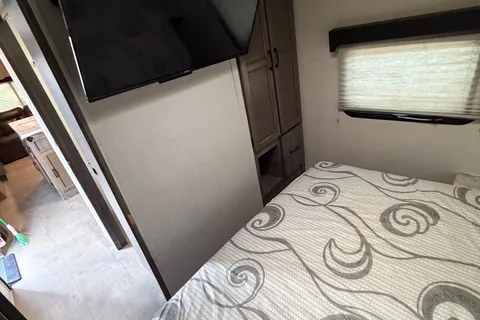 Coachmen Apex Ultra-Lite 293RLDS Travel Trailer