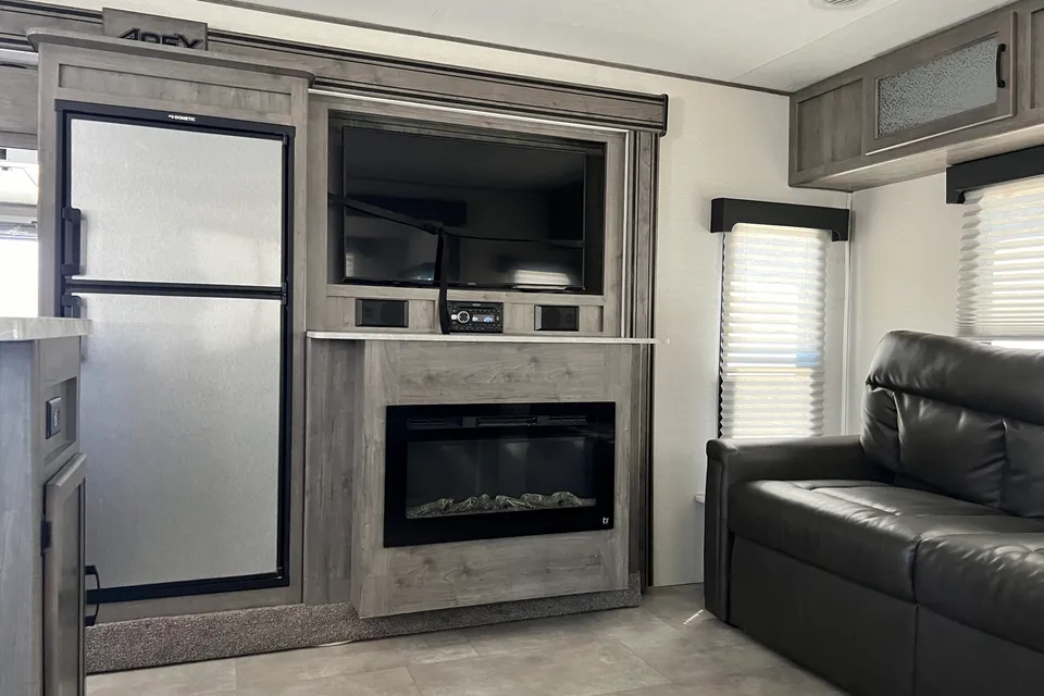 Coachmen Apex Ultra-Lite 293RLDS Travel Trailer
