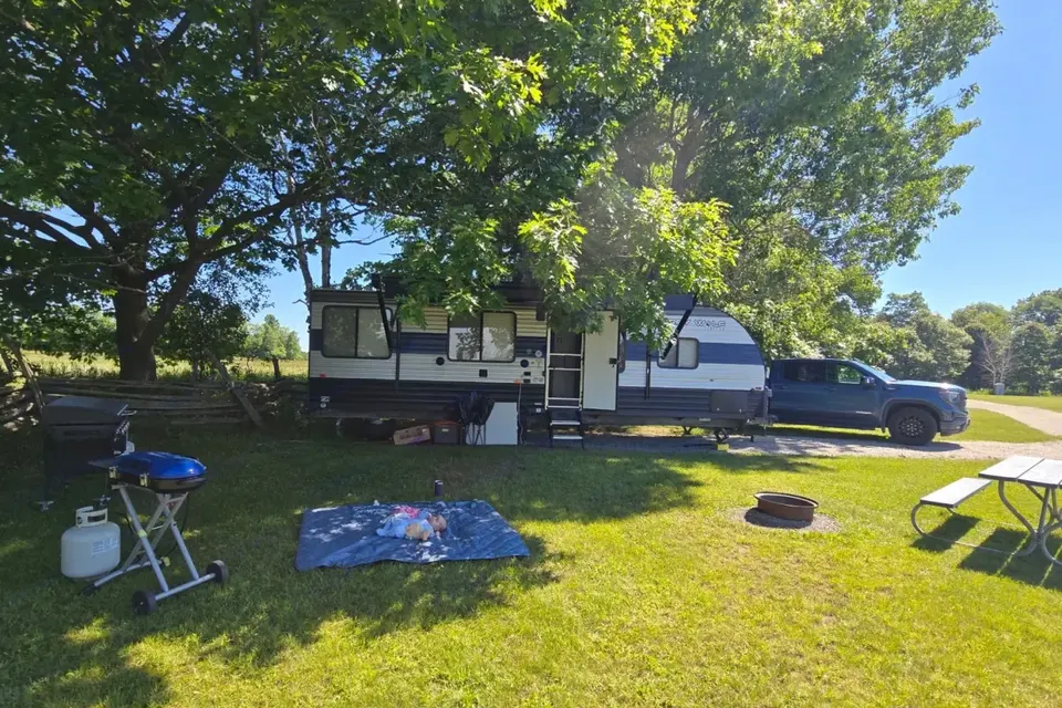 Easy Camping | 25' Grey Wolf