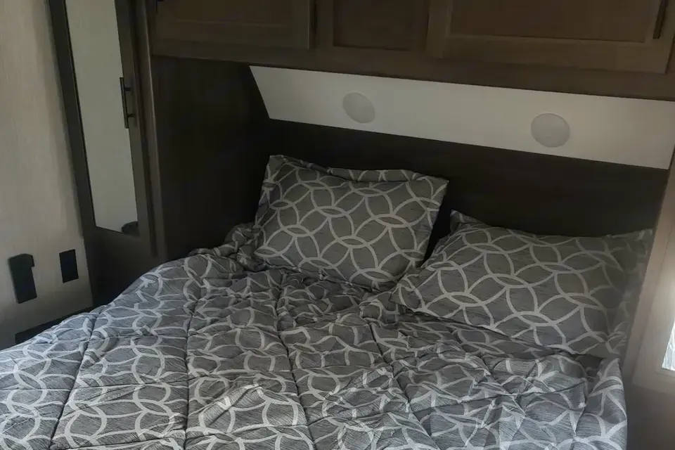 Easy Camping | 25' Grey Wolf