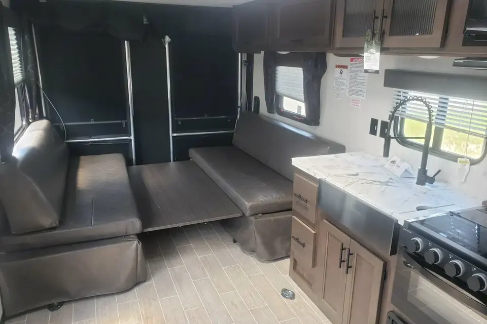 Easy Camping | 25' Grey Wolf