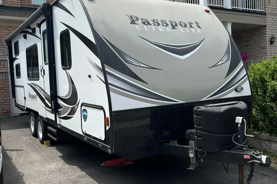 the 2pins Keystone passport ultra lite Travel Trailer