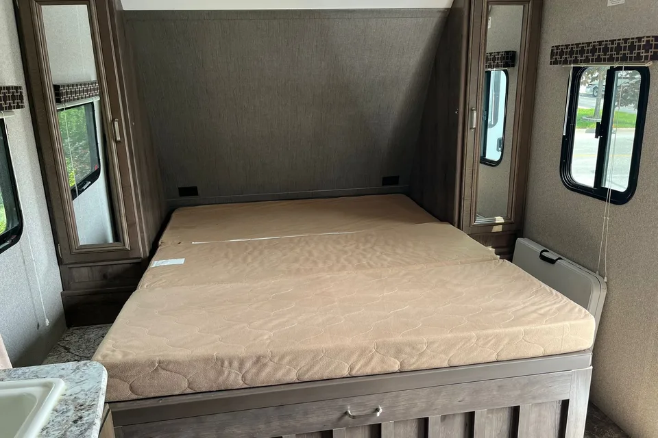 the 2pins Keystone passport ultra lite Travel Trailer