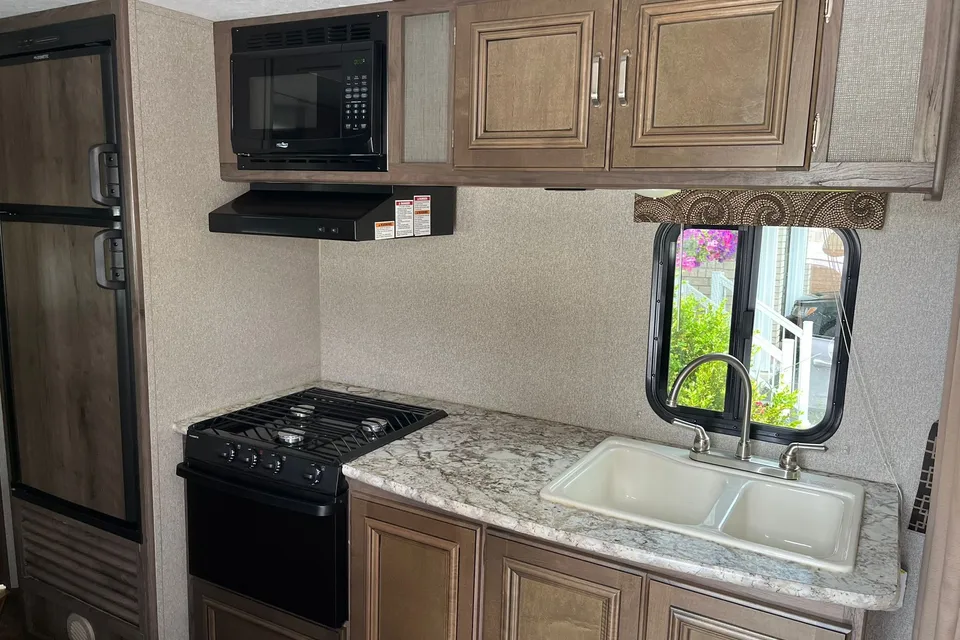the 2pins Keystone passport ultra lite Travel Trailer