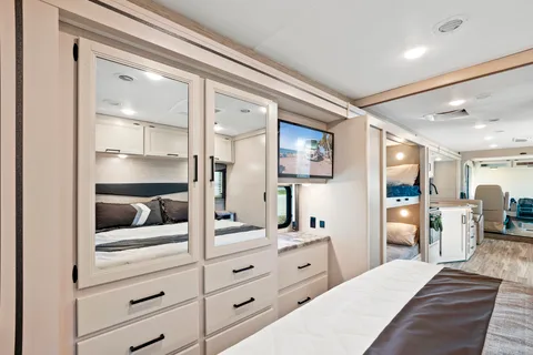 Thor ACE Luxury RV: Spacious Bunk Beds, Pet-Friendly & Fully Loaded