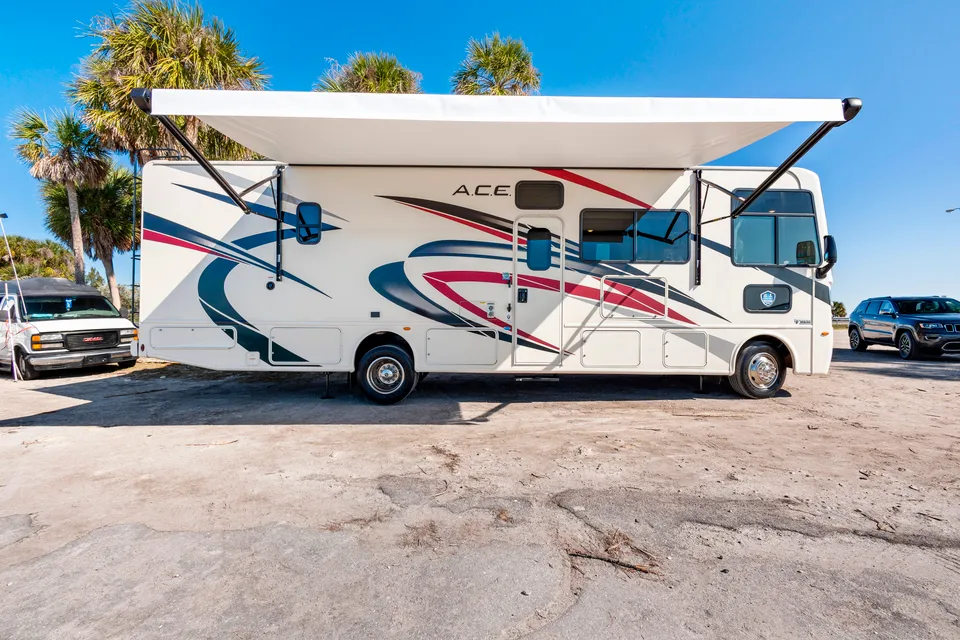 Thor ACE Luxury RV: Spacious Bunk Beds, Pet-Friendly & Fully Loaded