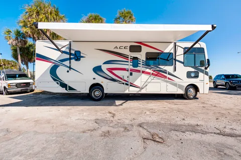 Thor ACE Luxury RV: Spacious Bunk Beds, Pet-Friendly & Fully Loaded