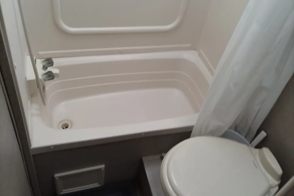 Private Queen, Sleeps 6+, Delivery!