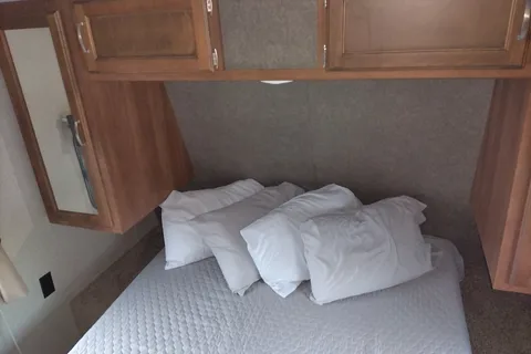 Private Queen, Sleeps 6+, Delivery!