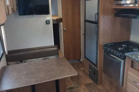Private Queen, Sleeps 6+, Delivery!