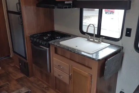 Private Queen, Sleeps 6+, Delivery!