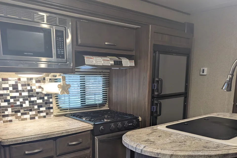Dean and Debs Coachmen 259BHSS Travel Trailer