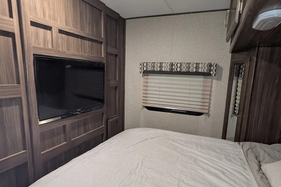 Dean and Debs Coachmen 259BHSS Travel Trailer