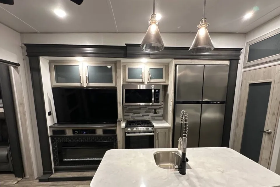 Spacious Modern Rv!!