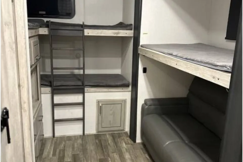 Spacious Modern Rv!!