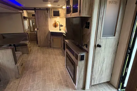 Alpha Wolf - Pet Friendly & Delivery