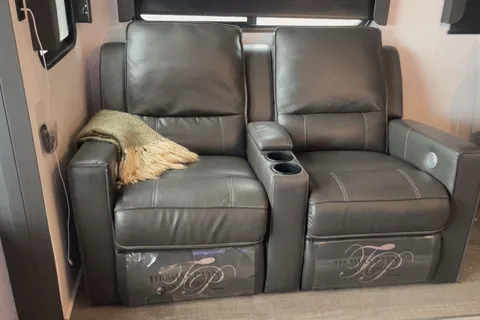 Brett's Keystone ST3570LFT23 Fifth Wheel