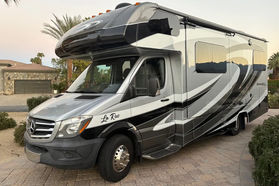 Jennifer's Forest River Sunseeker MBS 2400 Class C