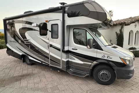 Jennifer's Forest River Sunseeker MBS 2400 Class C