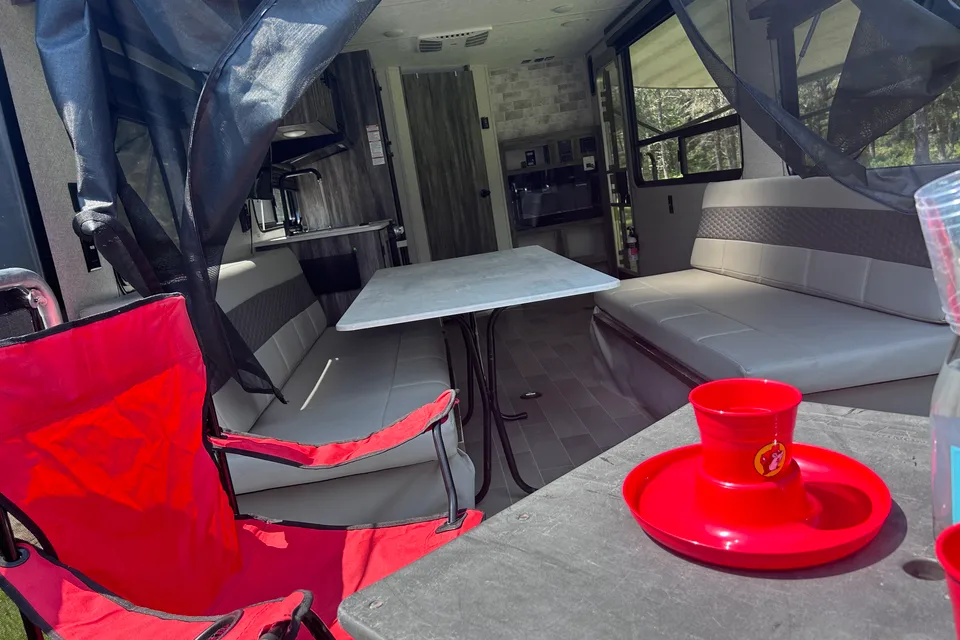 Roulotte Cargo Salem 260RT (2019) – Grand garage, terrasse & Foyer électrique